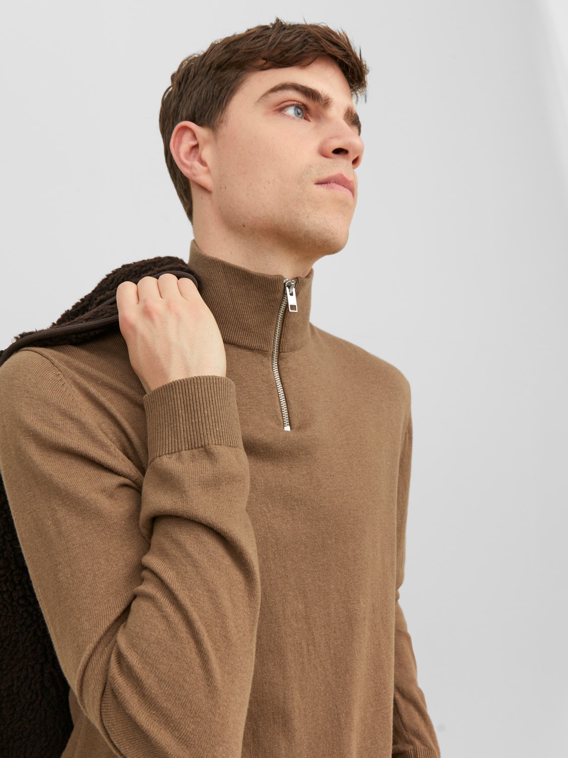 JACK & JONES Emil knit half zip slim fit, heren schipperstrui viscosemengsel met opstaande boord, camel bruin