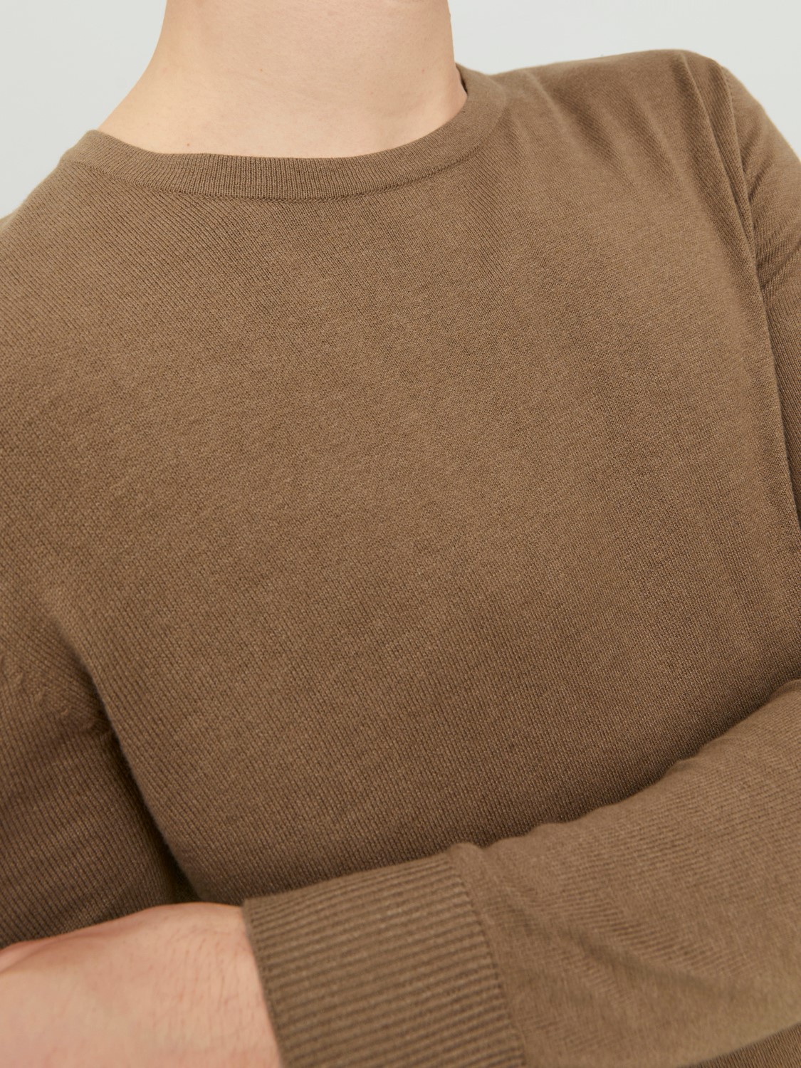 JACK & JONES Emil knit crew neck slim fit, heren pullover viscosemengsel met O-hals, camel bruin